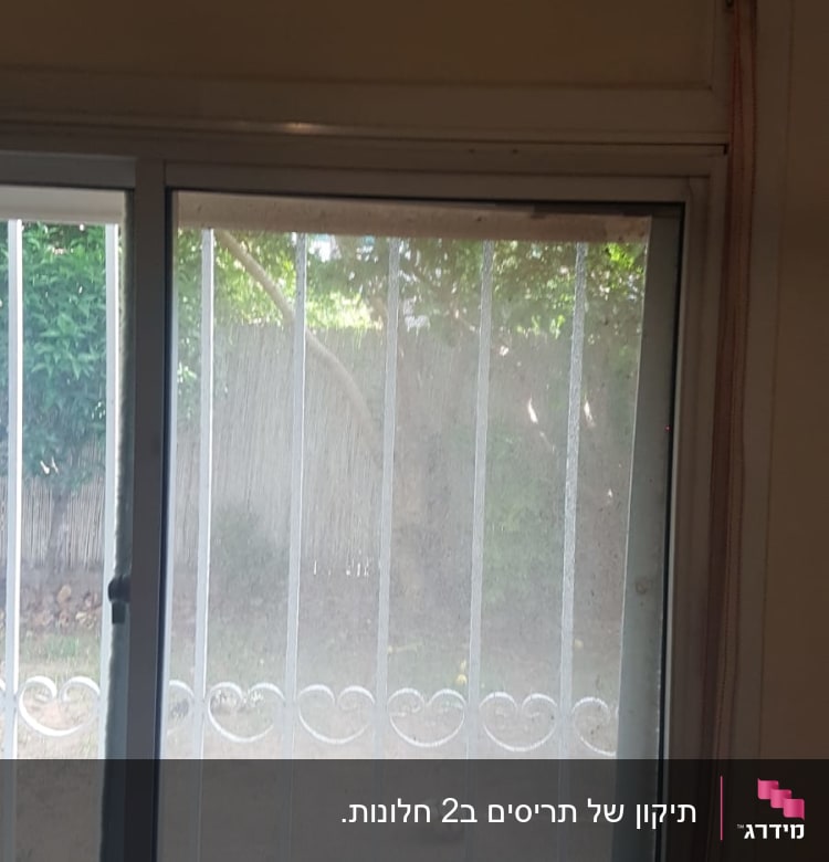 חלון עם תריסים סגורים ומסגרת לבנה